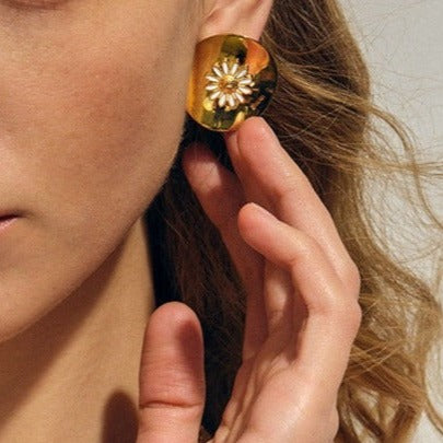 White Oil Drop Daisy Earrings